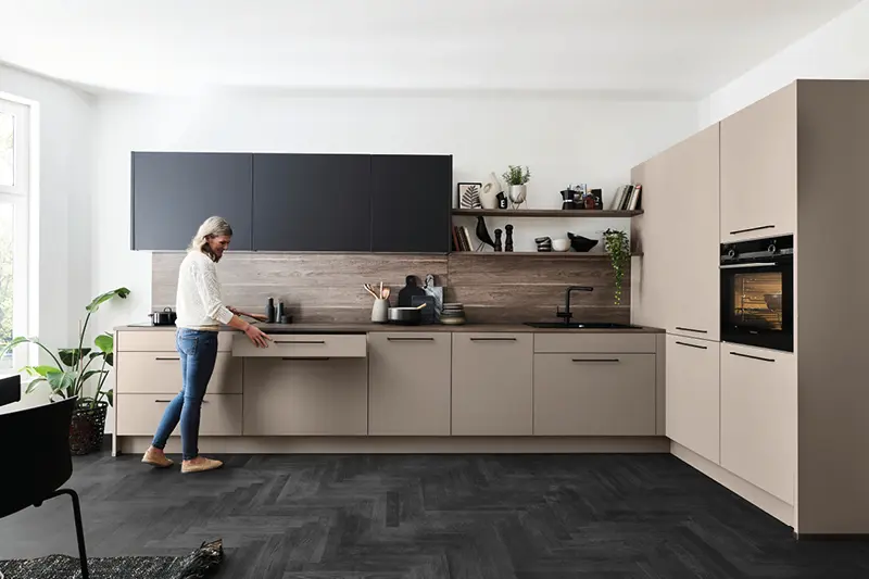 Elegante Einbauküche in Beige und Schwarz mit Holzarbeitsplatte. Zeitgemäße Küche mit offenen Regalen, viel Stauraum und stilvollem Design für modernes Wohnen.